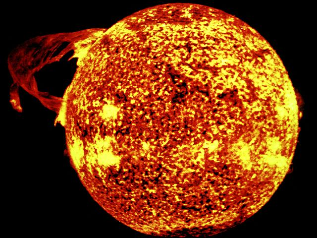 is the sun made of hydrogen and helium gas